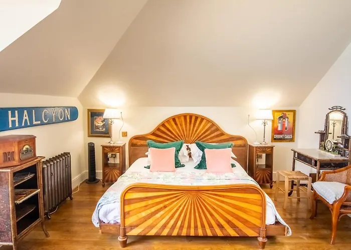 Tolcarne Beach Colonial Restaurant And Rooms